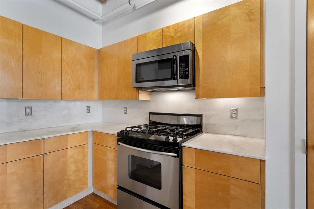411 Brazos St - Photo 3