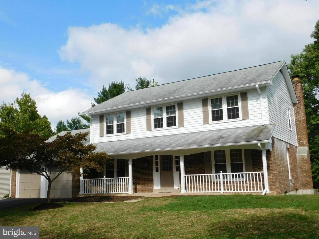 1725 Glastonberry Road - Photo 0
