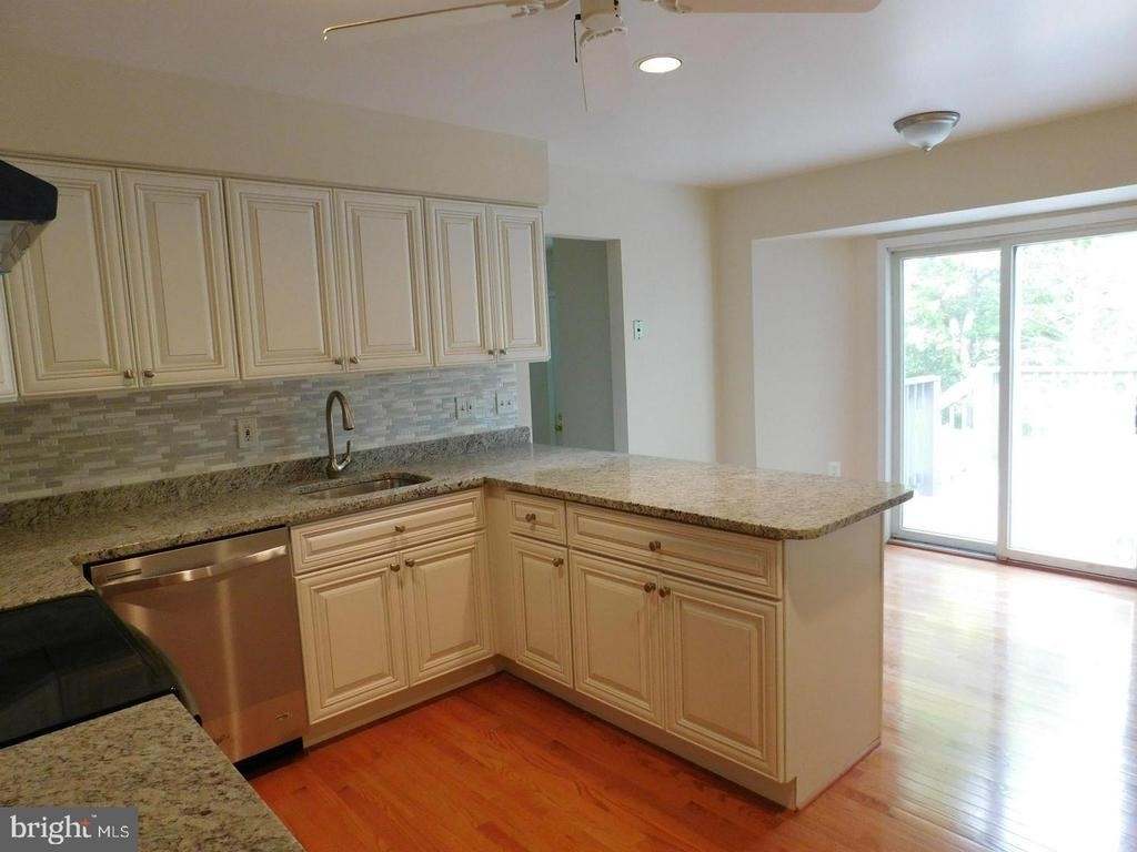 1725 Glastonberry Road - Photo 3
