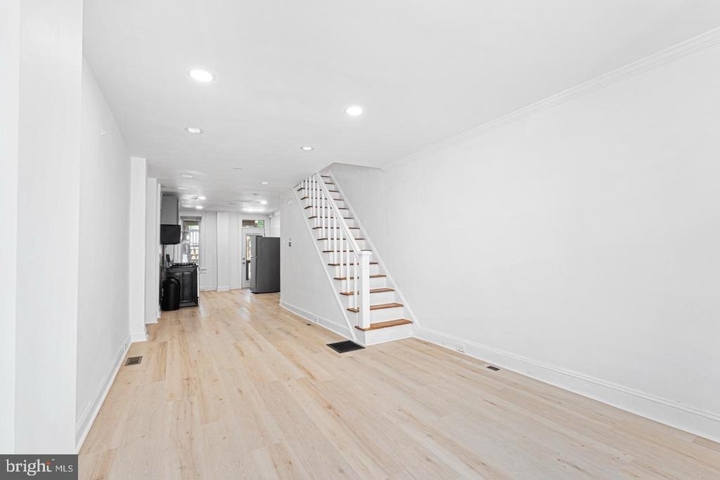 642 E Clement Street - Photo 1