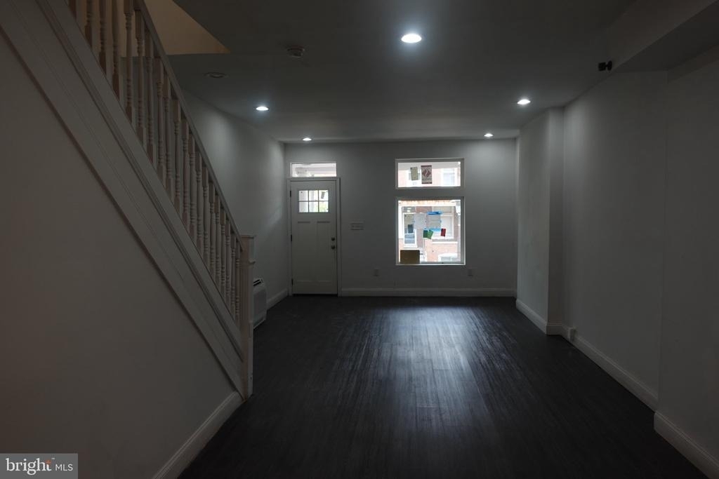 2749 W Fairmount Avenue - Photo 2