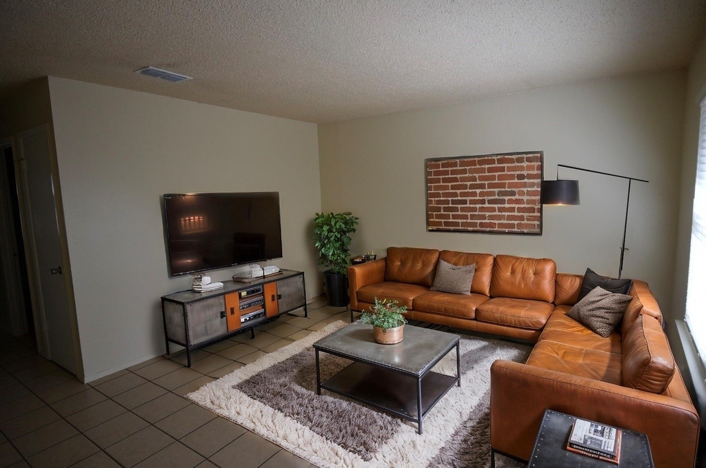 3319 Dolphin Dr - Photo 2