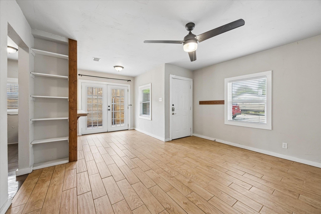 2717 Parker Ln - Photo 3