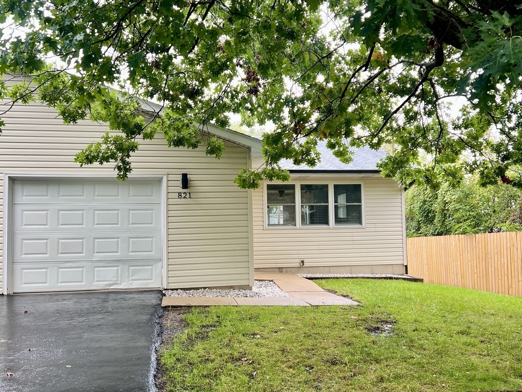 821 Belle Plaine Avenue - Photo 0