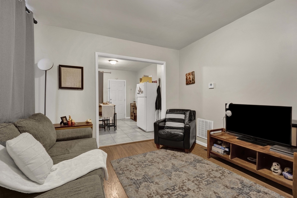 465 W 27th Street - Photo 6