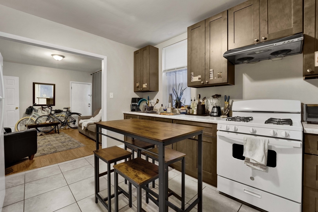 465 W 27th Street - Photo 3