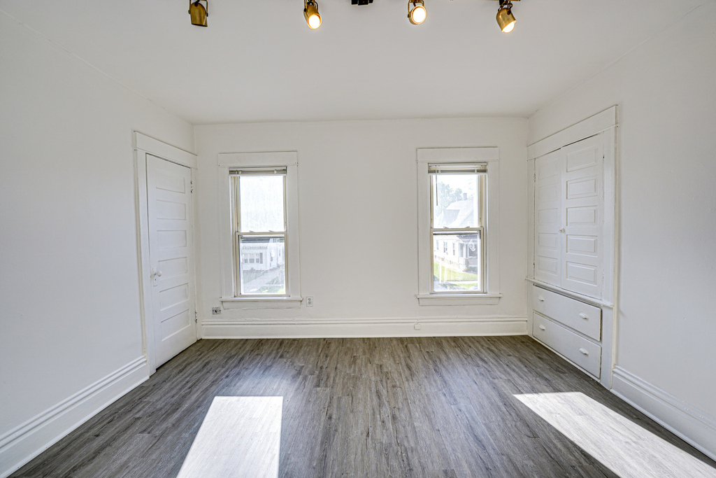 523 Grand Avenue - Photo 3