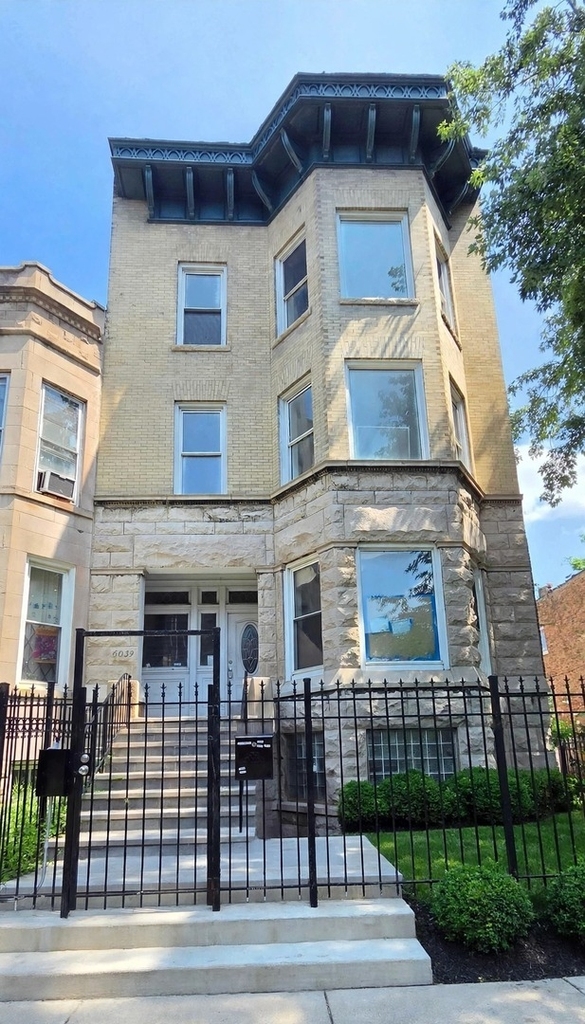 6039 S Eberhart Avenue - Photo 0