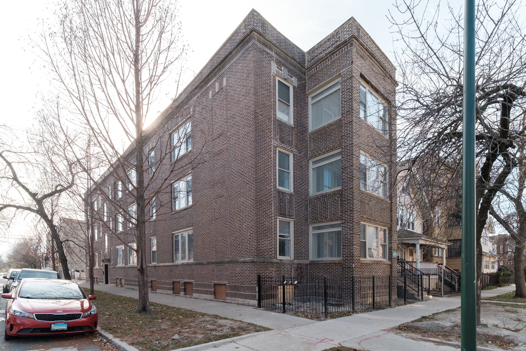 3101 W Leland Avenue - Photo 0