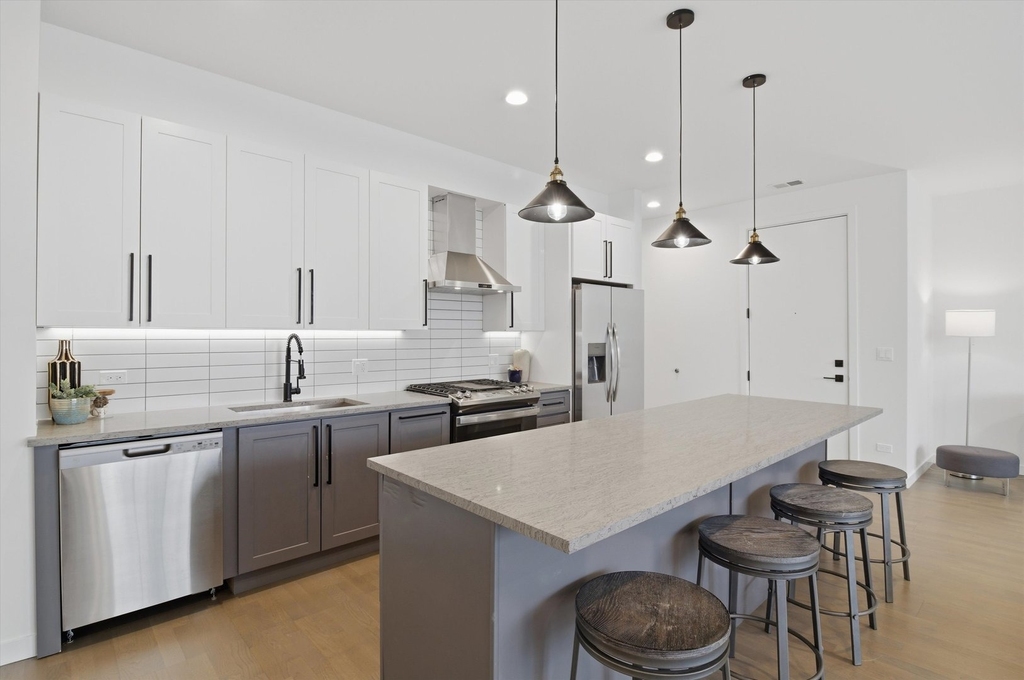 5824 N Lincoln Avenue - Photo 2