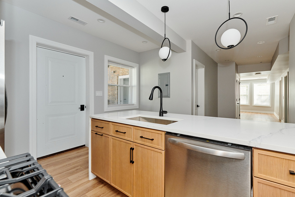 5800 N Maplewood Avenue - Photo 7