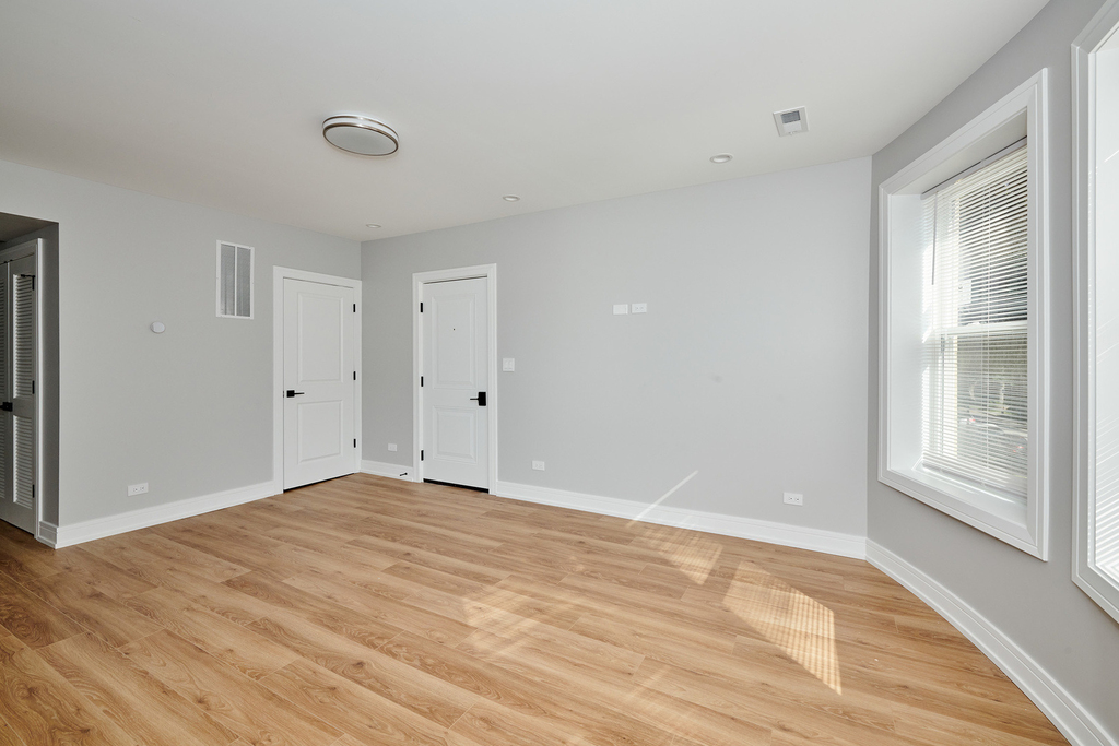 5800 N Maplewood Avenue - Photo 4