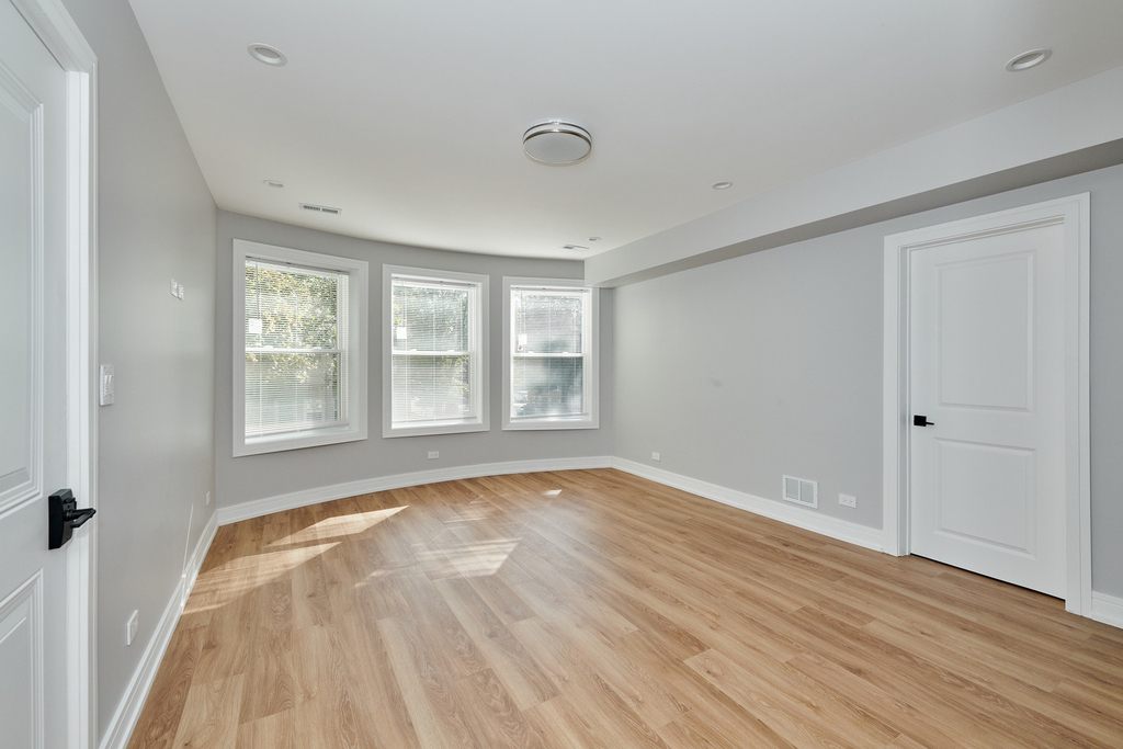 5800 N Maplewood Avenue - Photo 2