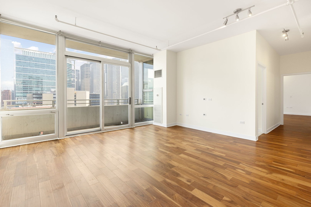 737 W Washington Boulevard - Photo 1