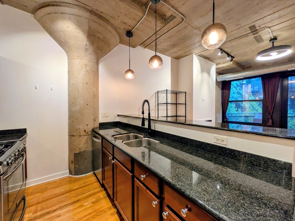 1033 W 14th Place - Photo 18
