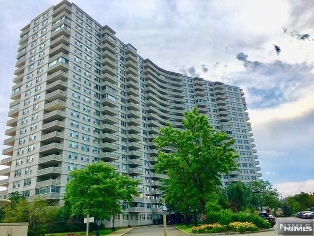 2000 Linwood - Photo 0