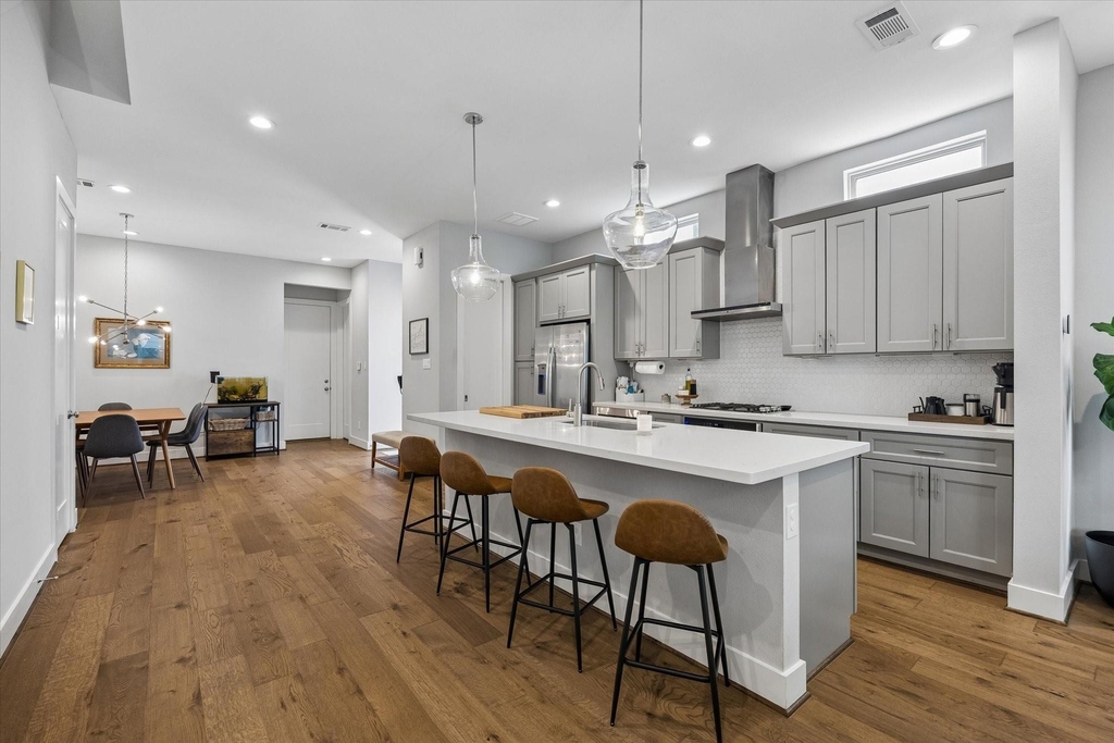 2704 Baldwin Street - Photo 2