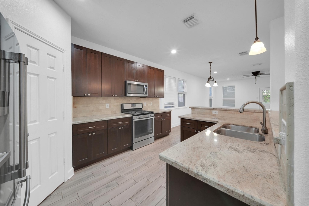 1009 Bay Area Boulevard - Photo 3