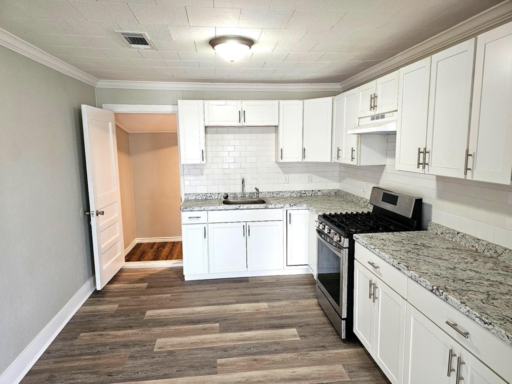 202 N Logan Street - Photo 8