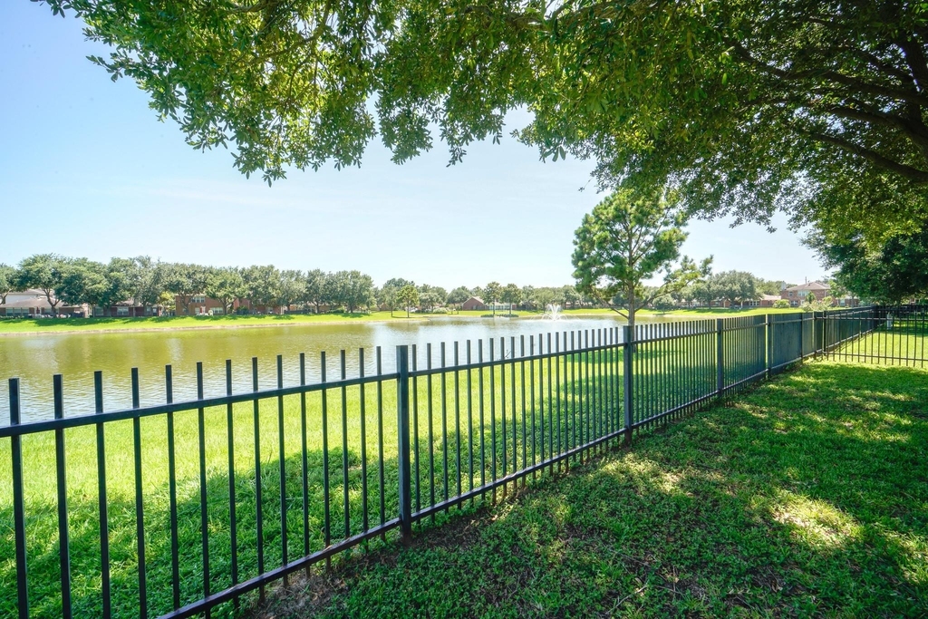 17531 Hoover Gardens Drive - Photo 4