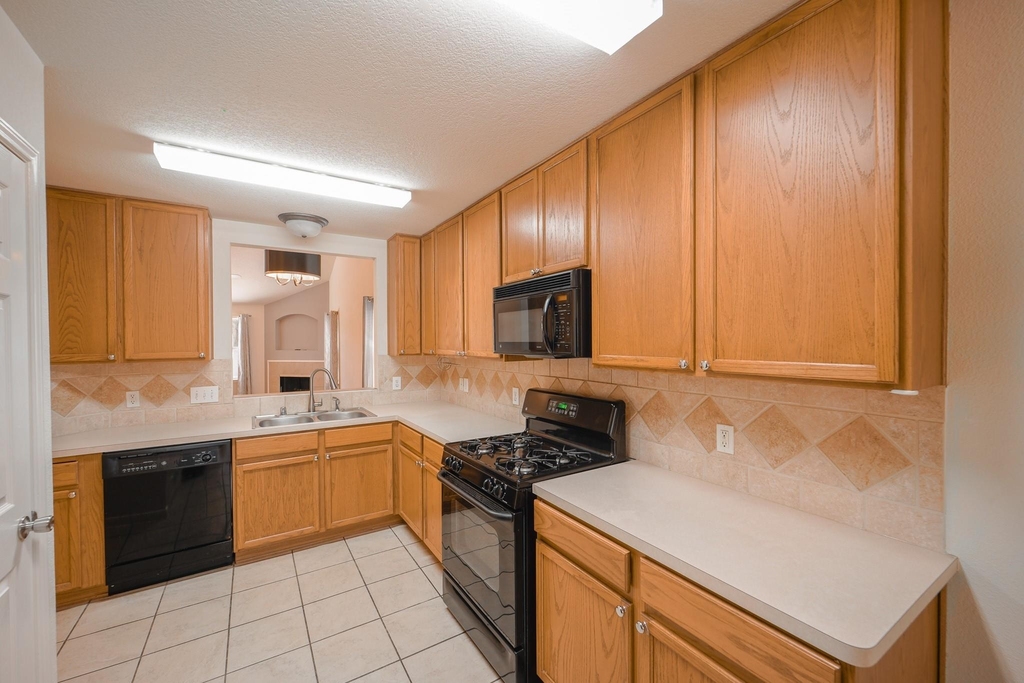 17531 Hoover Gardens Drive - Photo 10