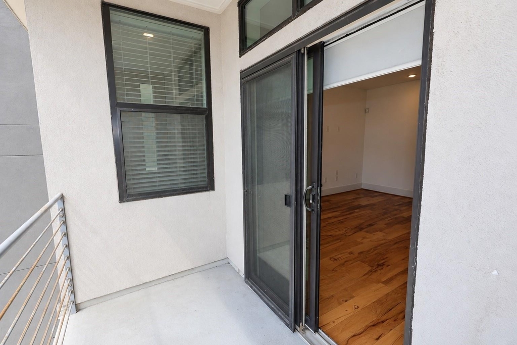 2401 Crawford Street - Photo 8