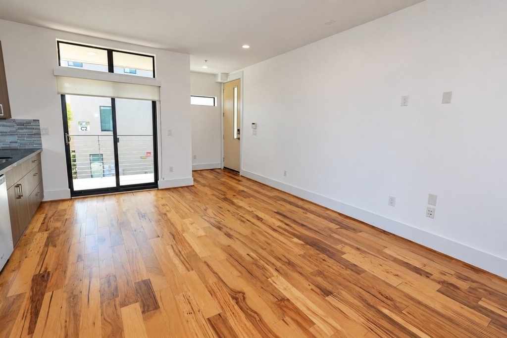 2401 Crawford Street - Photo 2