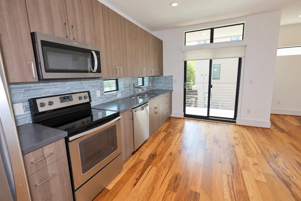 2401 Crawford Street - Photo 3