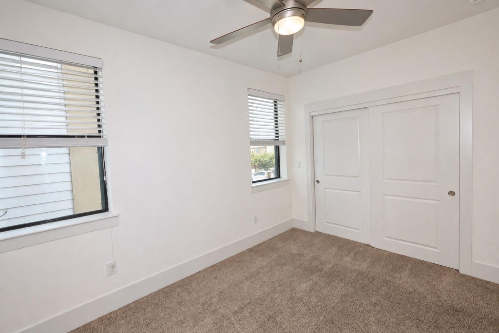 2401 Crawford Street - Photo 6