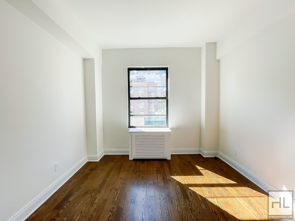 West 68 Street - Photo 3