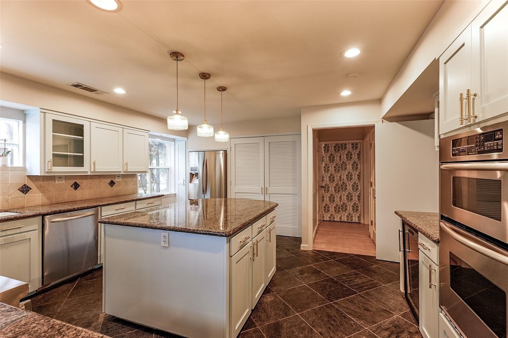 3827 Drake Street - Photo 7