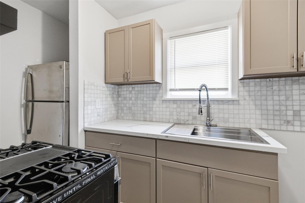 1008 Studewood Street - Photo 2
