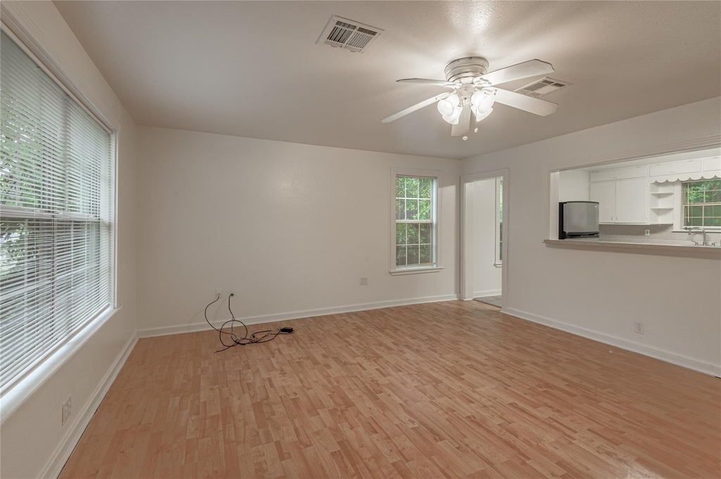 1015 Avenue J - Photo 3