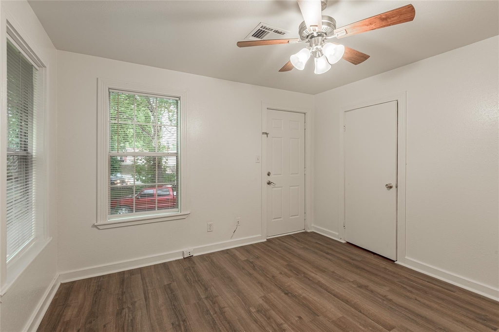1015 Avenue J - Photo 10