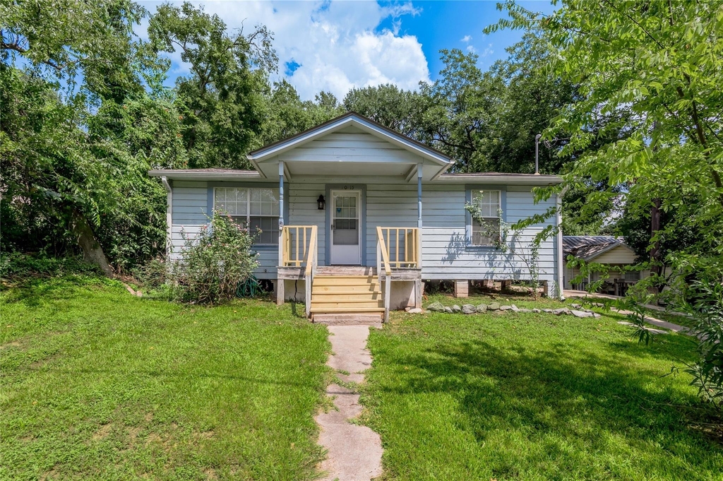 1015 Avenue J - Photo 0