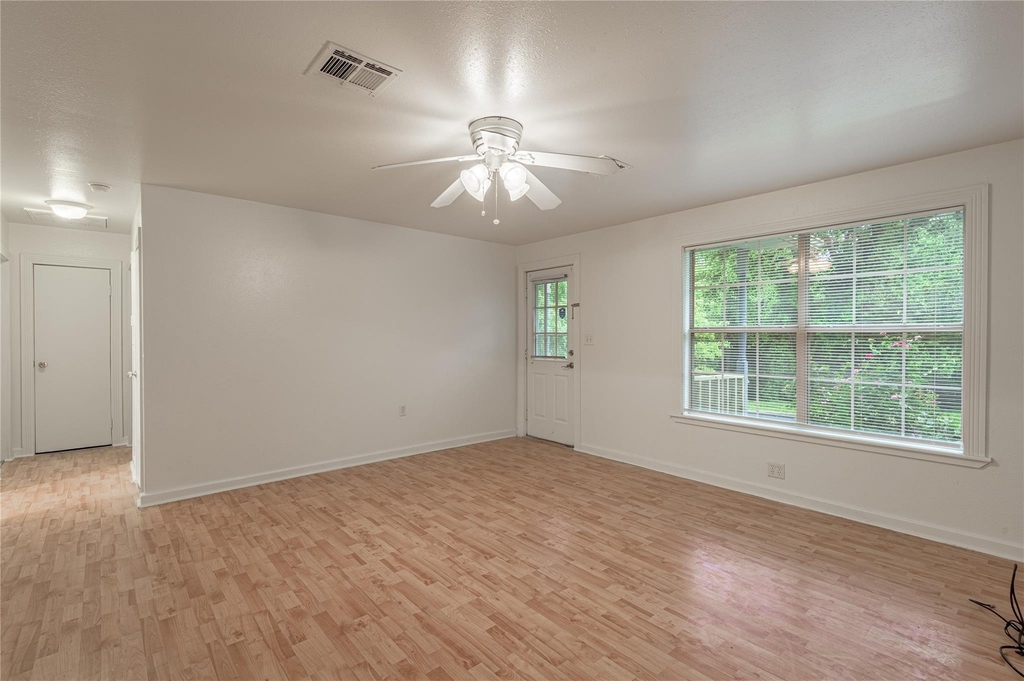 1015 Avenue J - Photo 5