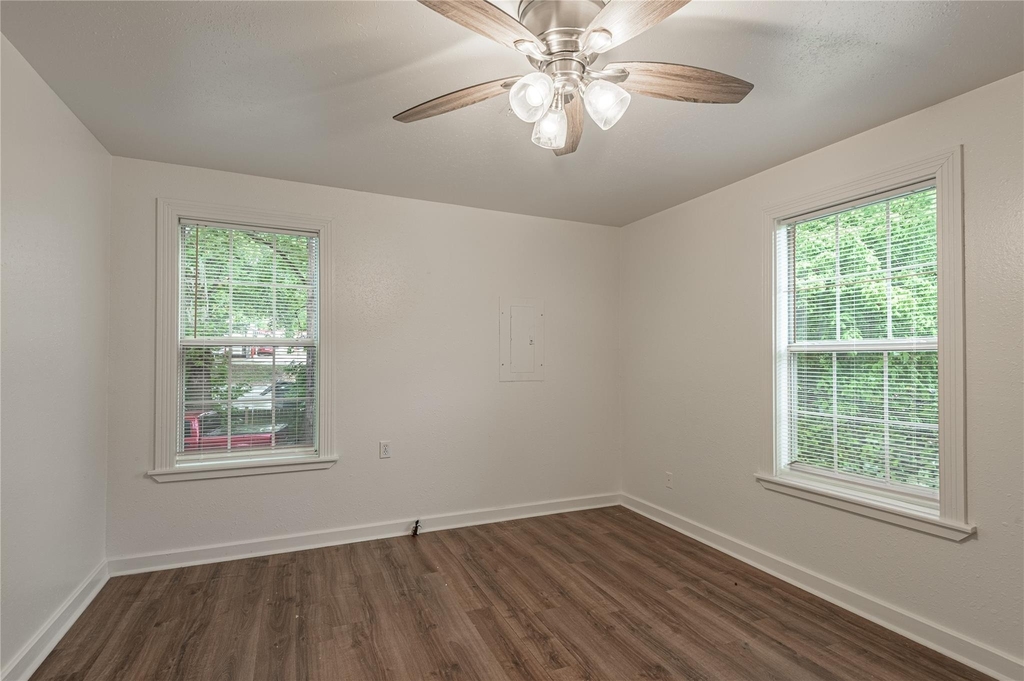 1015 Avenue J - Photo 15