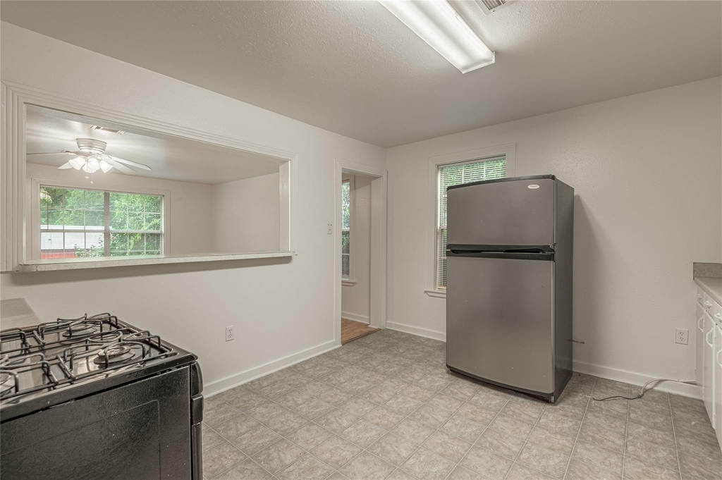 1015 Avenue J - Photo 8