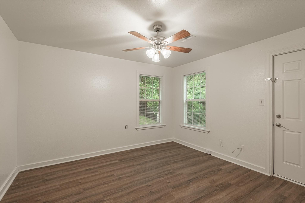1015 Avenue J - Photo 9
