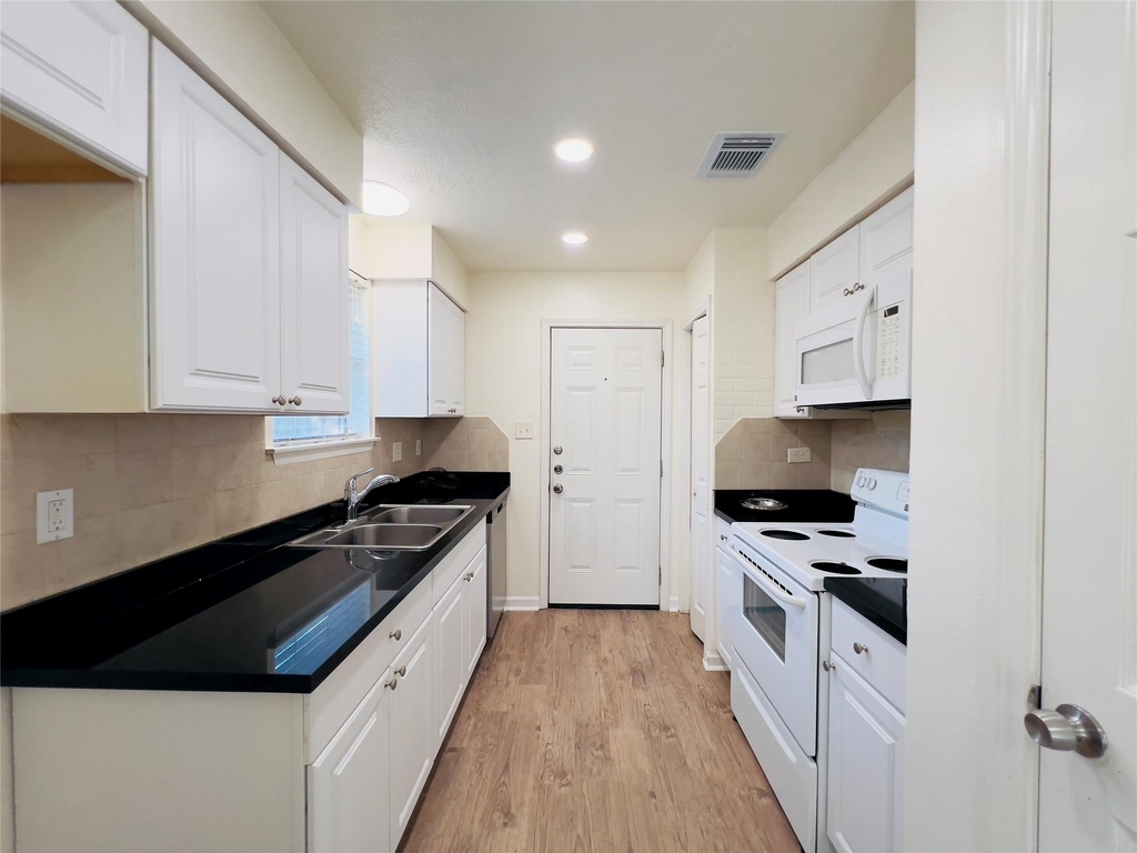 17014 Forest Bend Avenue - Photo 12