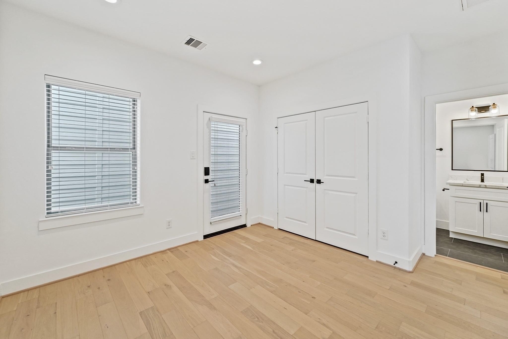 1108 Brooks Street - Photo 4