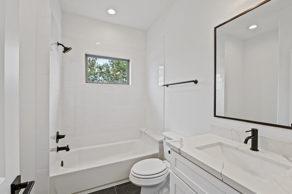 1108 Brooks Street - Photo 5