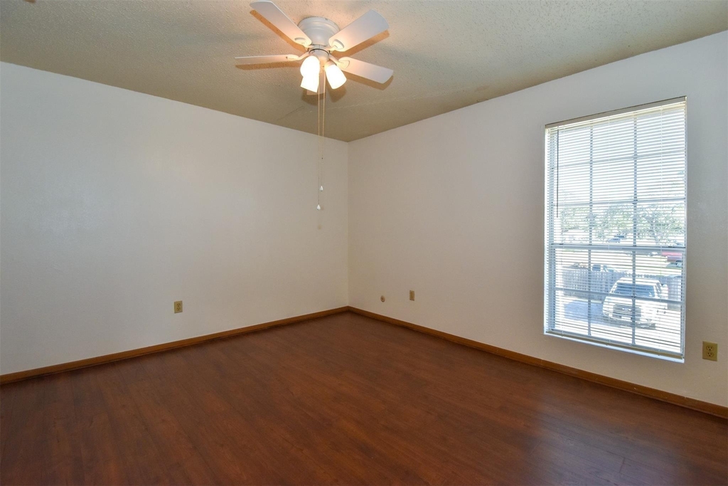 5252 Twin City Highway - Photo 10