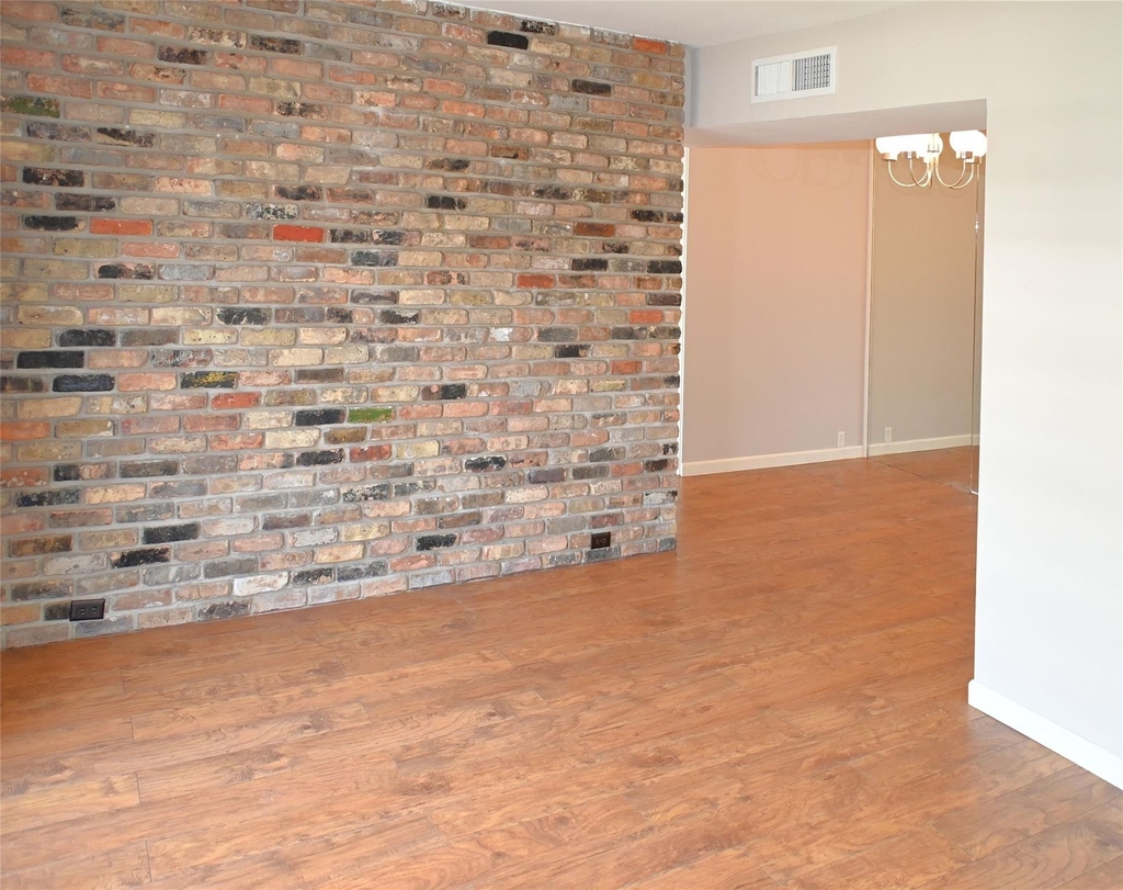 2101 Fountain View Drive - Photo 2