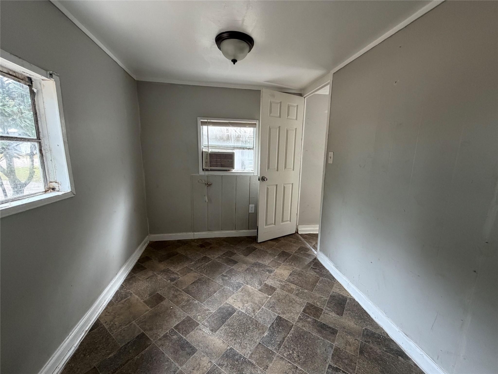 914 Queenswood - Photo 4