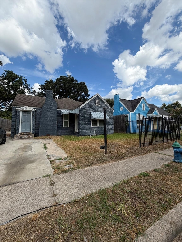 3209 Alabama St - Photo 0