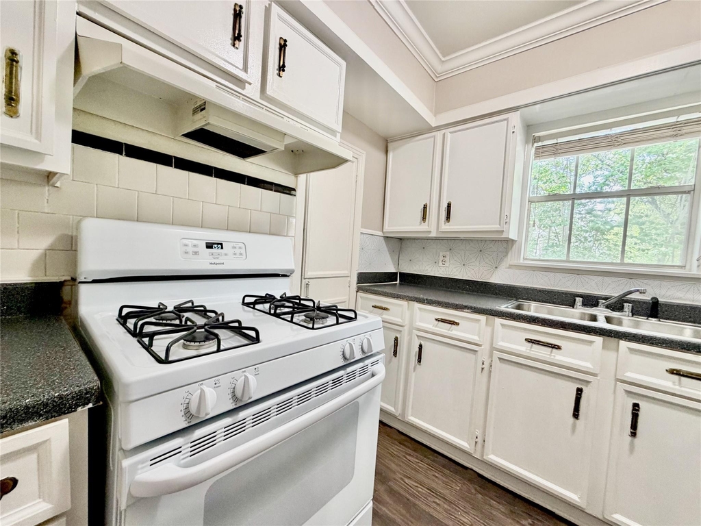 218 W 15th Street - Photo 6