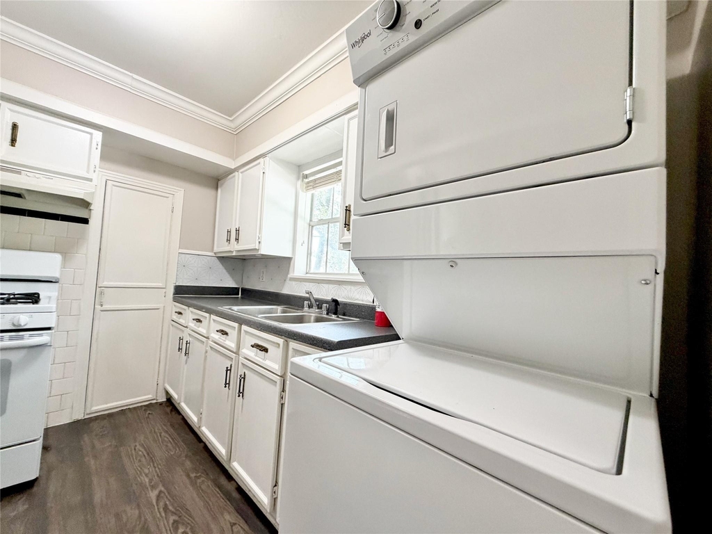 218 W 15th Street - Photo 5