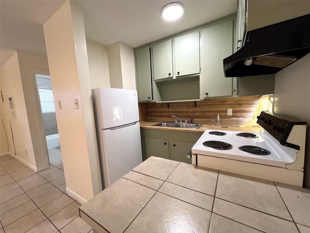 1210 Sycamore Avenue - Photo 1
