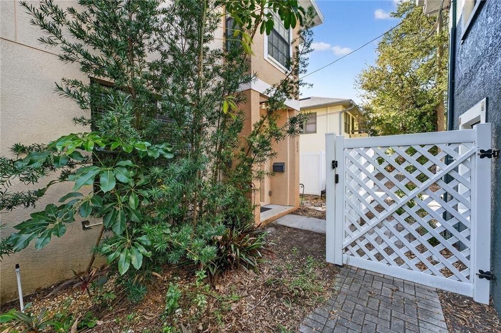 864 17th Ave N - Photo 1